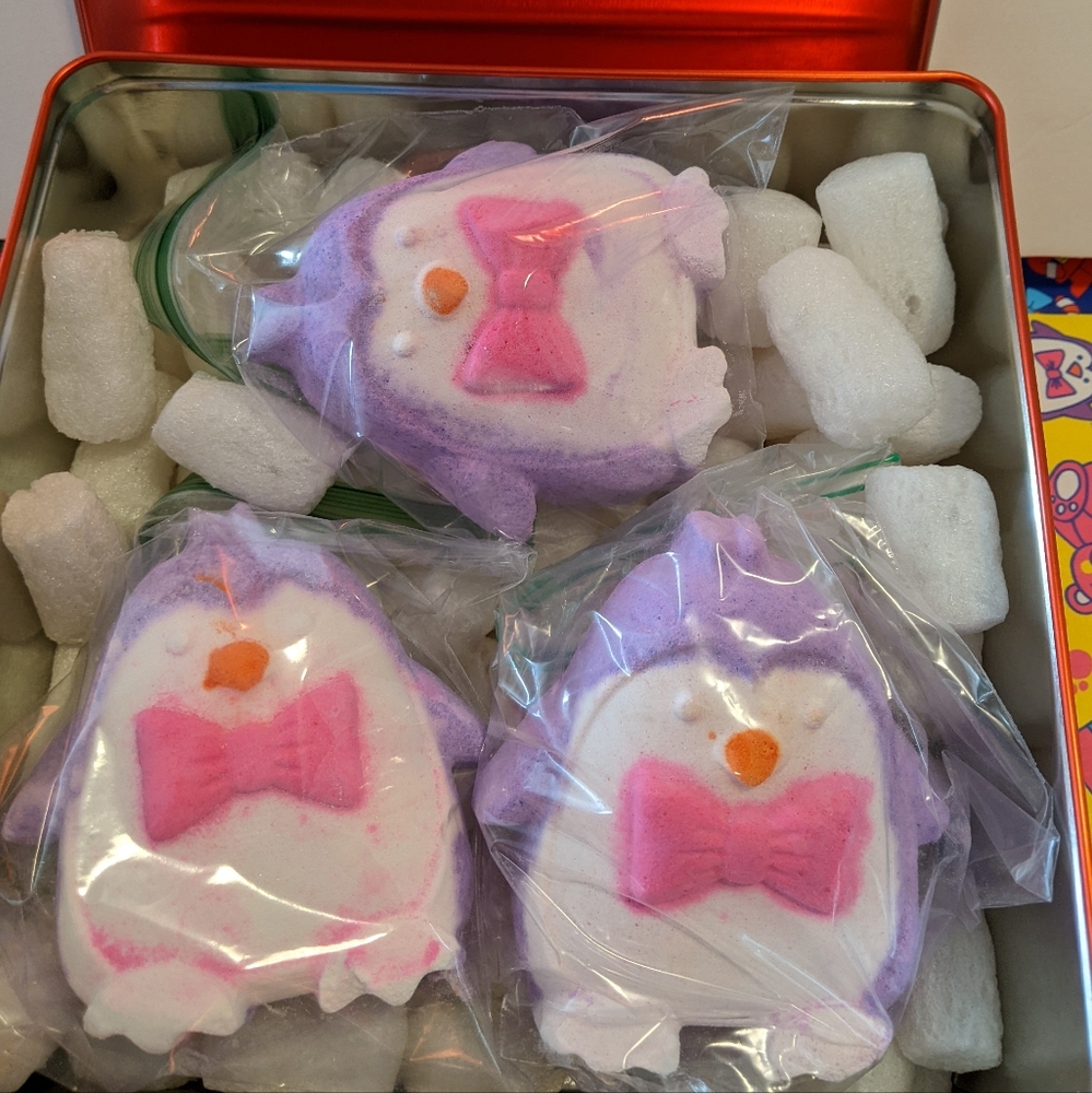 3 Lush Penguin bath bombs (in a bonus large red tin!) 🎁